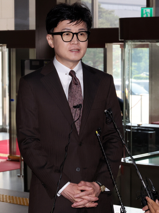 법사위에 출석하는 한동훈 법무부 장관이 16일 국회에서 기자들의 질문에 답하고 있다. [연합뉴스]